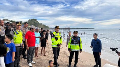 Kapolda Banten Sapa Pengunjung di Pantai Anyer