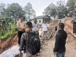 Kunjungan Bupati dan Wakil Bupati Terpilih Kab. Nias Selatan Meninjau Jalan Longsor di Kecamatan Hilimegai