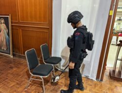 Polsek Pasar Kemis Bersama Jibom Brimob Polda Banten Sterilisasi Gereja Paroki St Gregorius