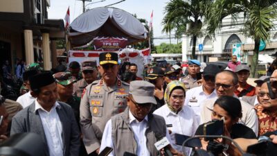 Pastikan PSU Kabupaten Serang Berjalan Aman Kapolda Banten Dampingi Gubernur Banten Cek TPS